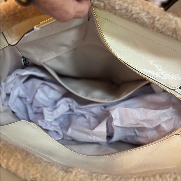 🤍 NWT KATE SPADE CREAM PATENTED LEATHER NEW YORK JETT FAUX SHEARING TOTE! - Picture 14 of 14